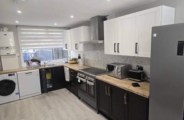 Friendly Retreat at Windermere Way upto 6 guests