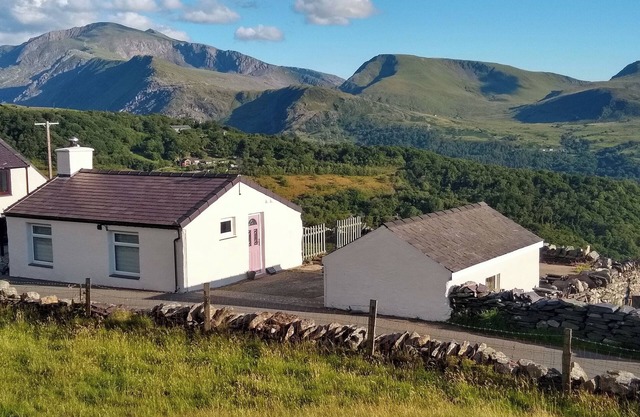 FRON HEULOG COTTAGE, romantic, country holiday cottage in Deiniolen