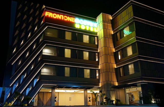 Front One Gosyen Hotel Salatiga