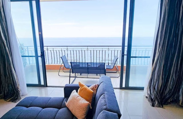 Front Sea View Spacious 3-Bedroom Apartment Sliema