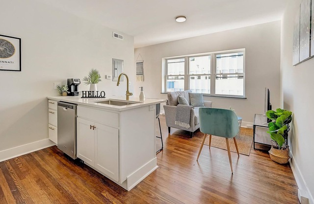 Frontdesk | 1 BR close to Krohn Conservatory