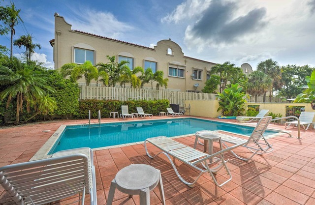 Ft Lauderdale Area Condo - Walk to Beach & Shops!