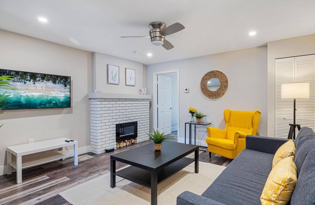 FTL Collection: Sleeps 18, Big Groups,& Near Beach