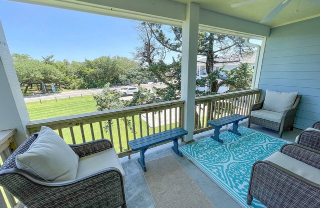 Full Circle: Condo with pool access. Centrally located
