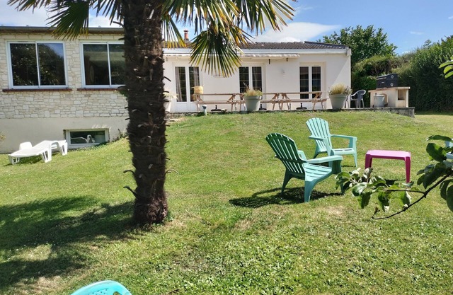 FULL-FLOOR HOUSE, 5 MINUTES FROM THE SEA 16 people, 3-star tourism label.