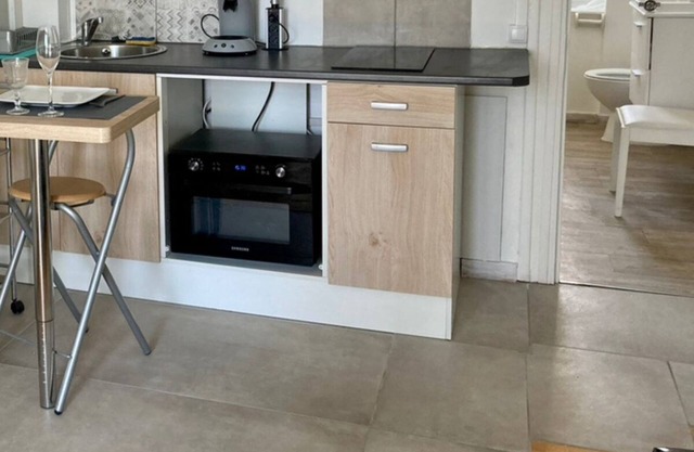 Fully equipped, comfortable studio ideally located