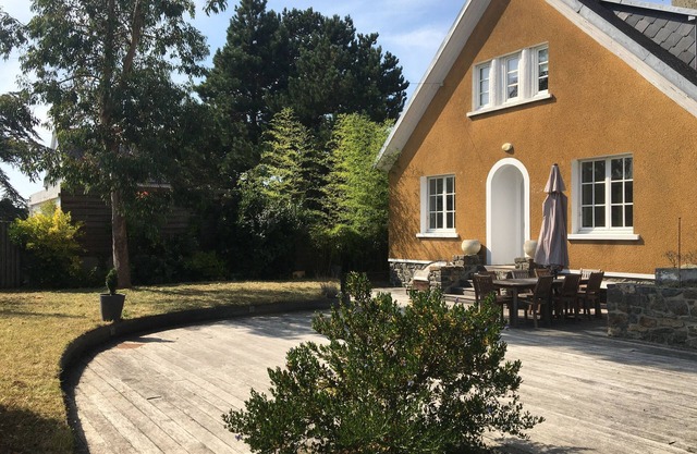 Fully equipped seaside villa (bikes, books, games etc.) and cottage