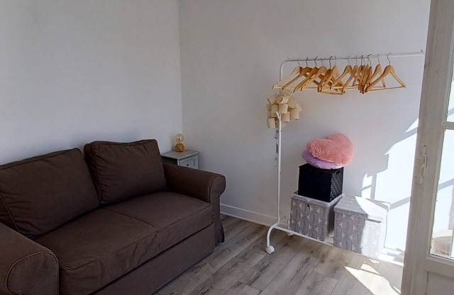 Fully-equipped 2-room apartment with 50m2 semi-covered terrace.