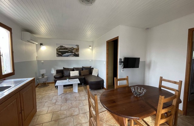 Fully equipped modern gîte, swimming pools, tennis court, playground
