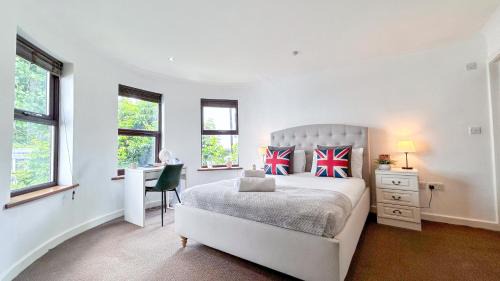 Fully Furnished 4 Bedroom Crouch End Home with Parking with Long Stay Discounts