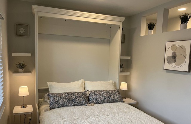 Fully furnished, private entrance, cozy, quiet, near downtown & transit.