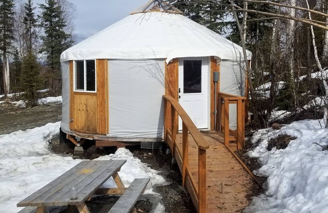 Fully-furnished Willow Yurt 2 🌲 at AK Dogstead