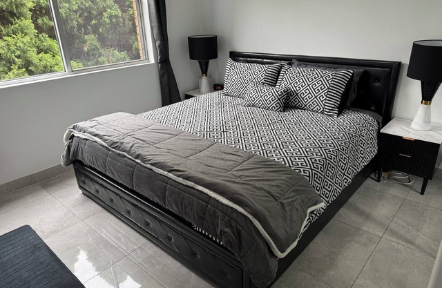 Fully Renovated 2-bedroom apartment in Brighton-Le-Sands, 2 mins from the Beach
