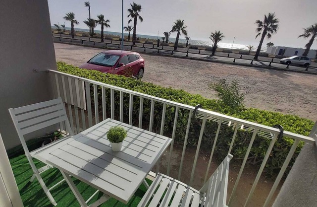 Fully renovated apartment facing the sea. Close to all amenities
