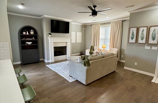 Fully renovated house with upscale finishes; 5 mins from Walmart AMP!