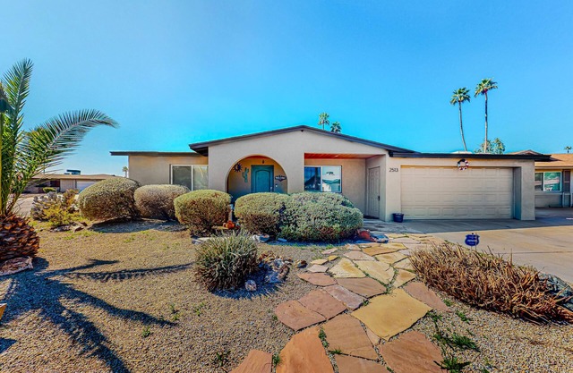 Fun-filled home with private pool, putting green, cornhole, firepit, & BBQ
