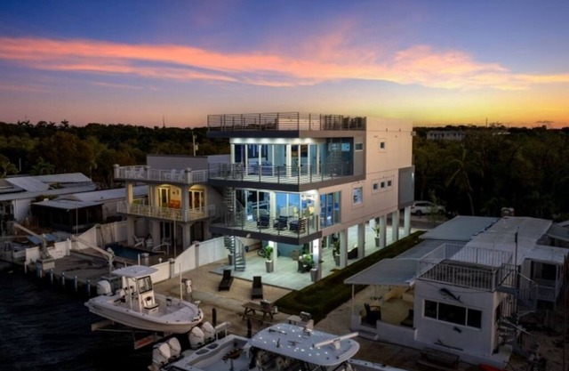 "FUN IN THE SUN" 4 bedroom 4 bath house with pool and 16000lb lift in Key Largo!