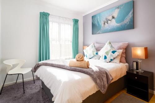 Funky 2bed apartment with multipurpose room!