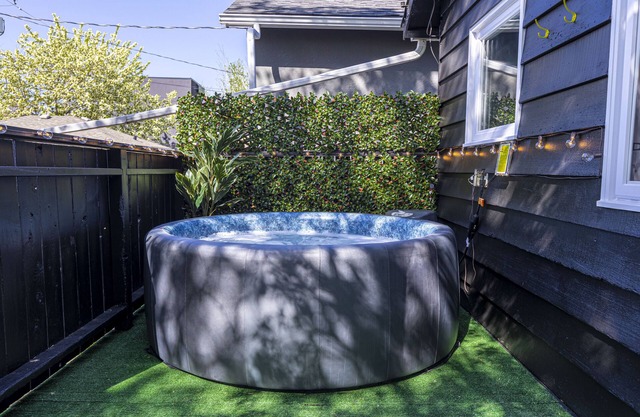 Funky House - Private Hot Tub - Walking Distance to Downtown