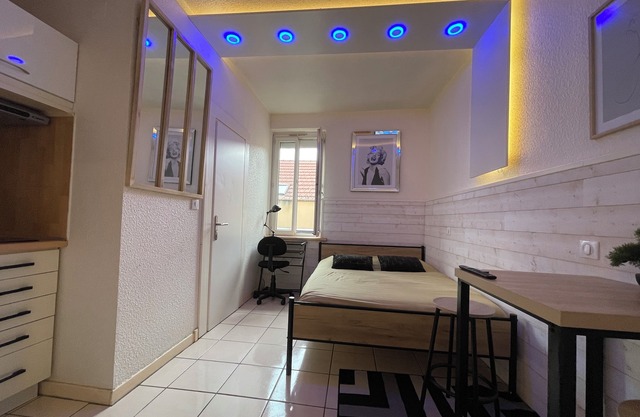 Furnished and equipped room in residence in city center