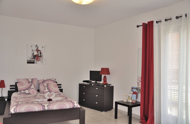 Furnished studio, near beach and town center, WIFI