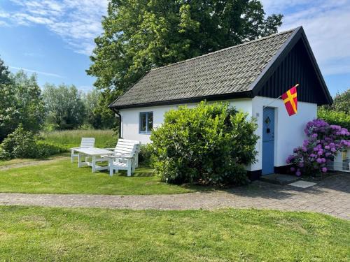 Gästhus i lummig trädgård