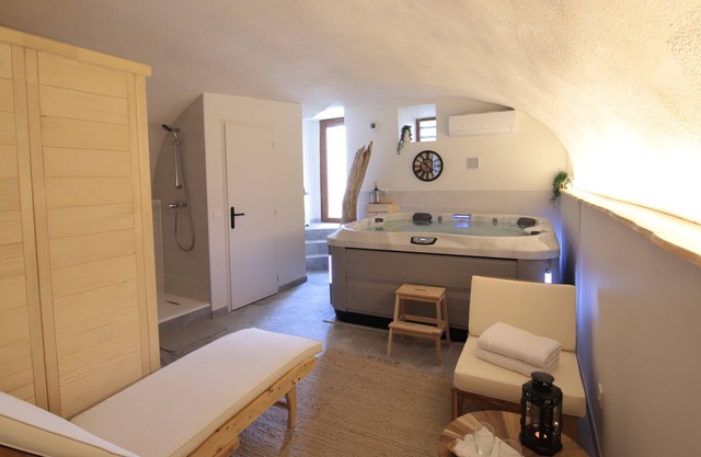 Gîte de Charme Avec Jacuzzi et Sauna Privatifs