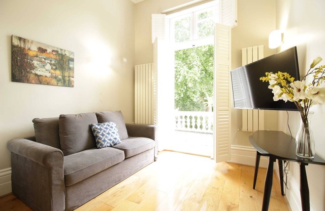 G5 - Balcony flat with easy access to Westminster