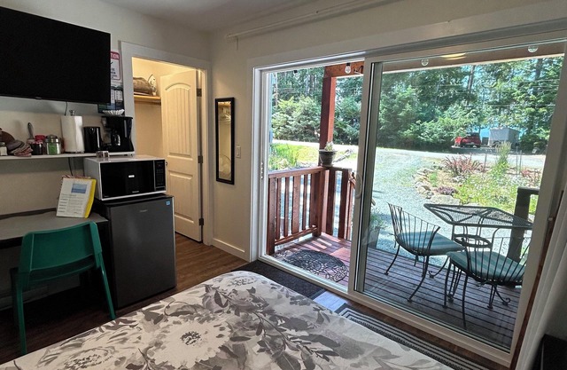 Gabriola Small Suite with Hot Tub