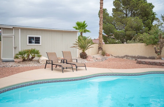 Gainesborough · 35% Off Fall Special - Relaxing 4 Bedroom House