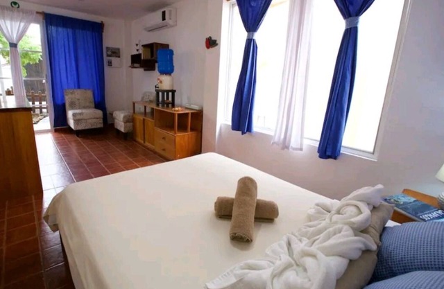 Galapagos Studio "Encantadas" Ocean