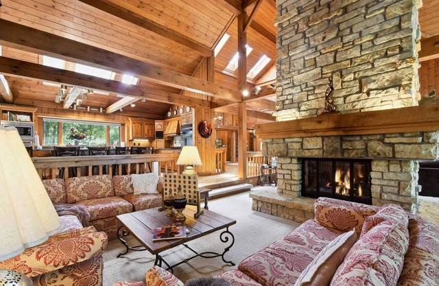Galena Getaway w/Hot Tub, Home Theater & More!