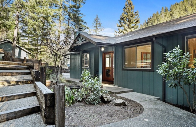 Galice Lodge House on the scenic Rogue River