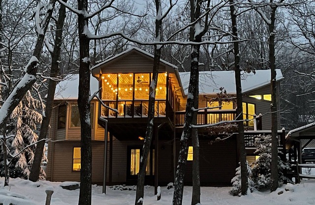 Game Room~Grill~Screen Porch~Top of Mountain~Pool Access~Walk to Most Amenities