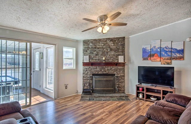 Game Room & Views: Lakefront Shelby Home!