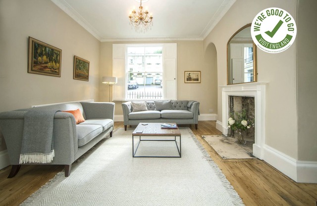 GARDEN APARTMENT - BATH - a 2 bed apartment that sleeps 4 guests in 2 bedrooms