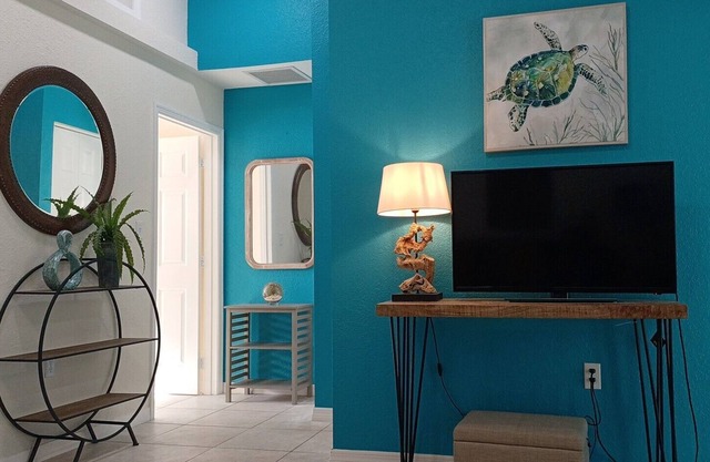 Garden Apartment; Walk To Pompano's Public Beach!