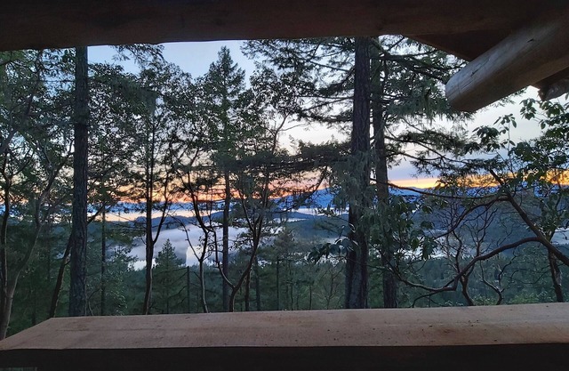 Garden Bay Cliff Dwellings - Glamping ExperiencenBC Reg#H317690795