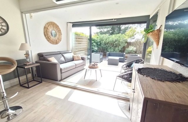 Garden flat, air-conditioned, edge of golf course, sleeps 6, swimmingpool&tennis