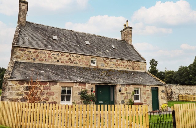 GARDEN HOUSE - BRODIE CASTLE, pet friendly, with open fire in Forres