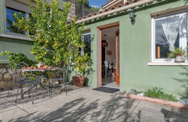 Garden level flat of 40m2 only 15 minutes walking from the Cours Mirabeau