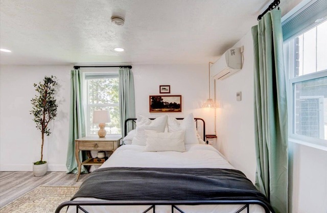 Garden level studio apt ⊹city views⊹ near U of U