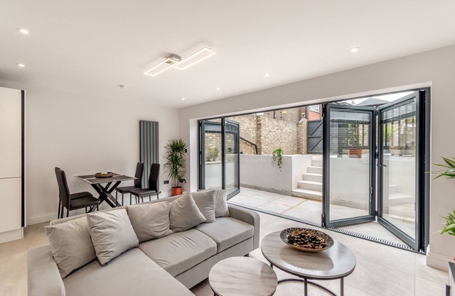 Garden Stay in Portobello - 2 Bed - Sleeps 6 - Parking, AirCon, WiFi, Netflix