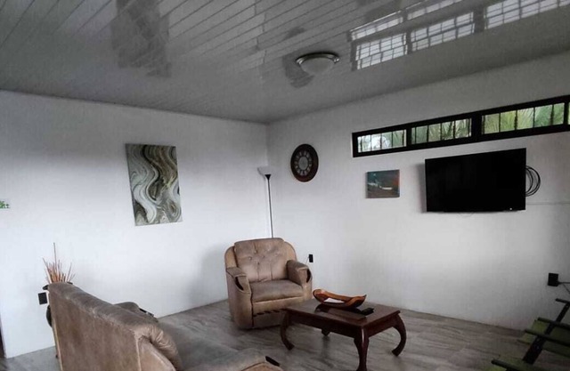Garden view home enjoy sunrises with toucans and scarlet macaws 5 min from beach