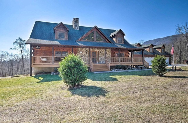 Garnerland in Luray 6-BR 3 Bath house with Hot Tub WiFi Pet Friendly in Luray VA