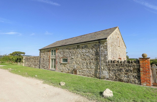 GARSTONS BARN, pet friendly, with a garden in Newport, Isle Of Wight