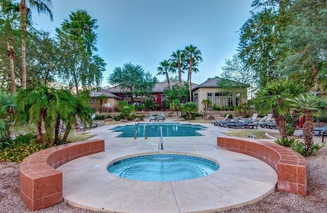 Gated Condo, Heated Pool, Putt Green, Near Papago