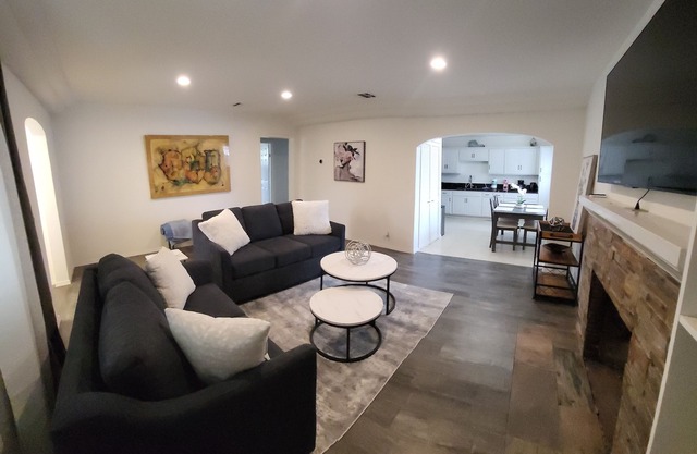 Gated Family Home in NOHOn