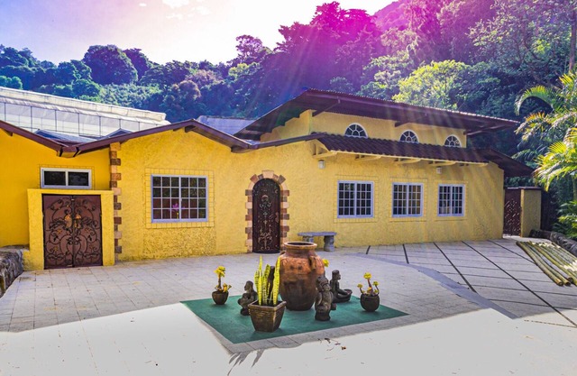 Gatehouse at The Springs - Chic Tropical Hideaway