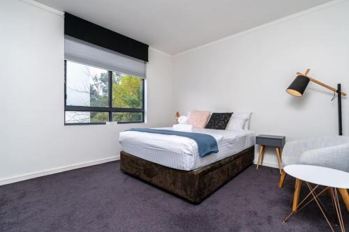 Gateway Apt in Kingston Central - Hosted by Canstay
